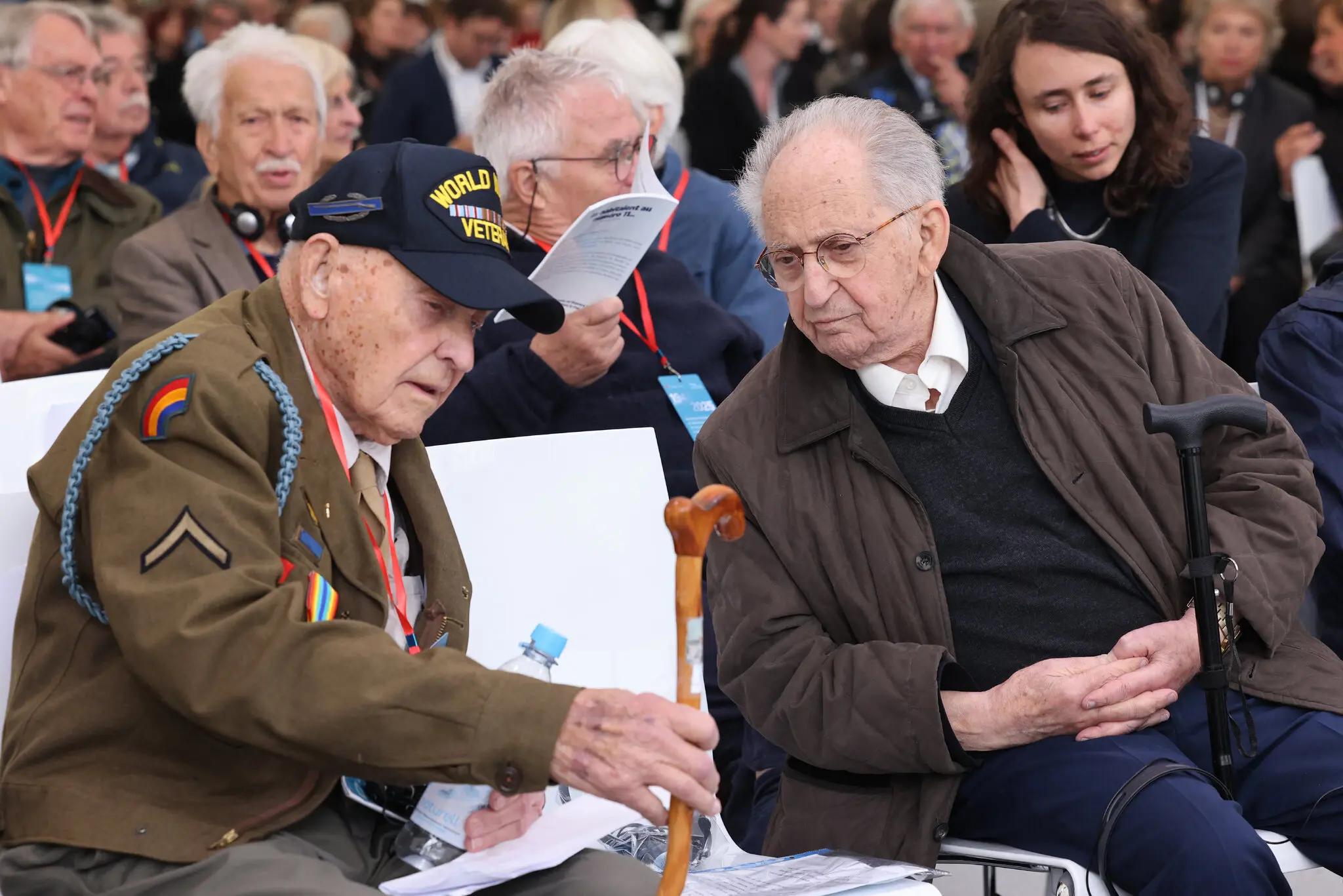 Пан Гахс, ліворуч, розмовляє з Абою Наором, вцілілим у таборі Дахау, на поминальній церемонії в неділю.
